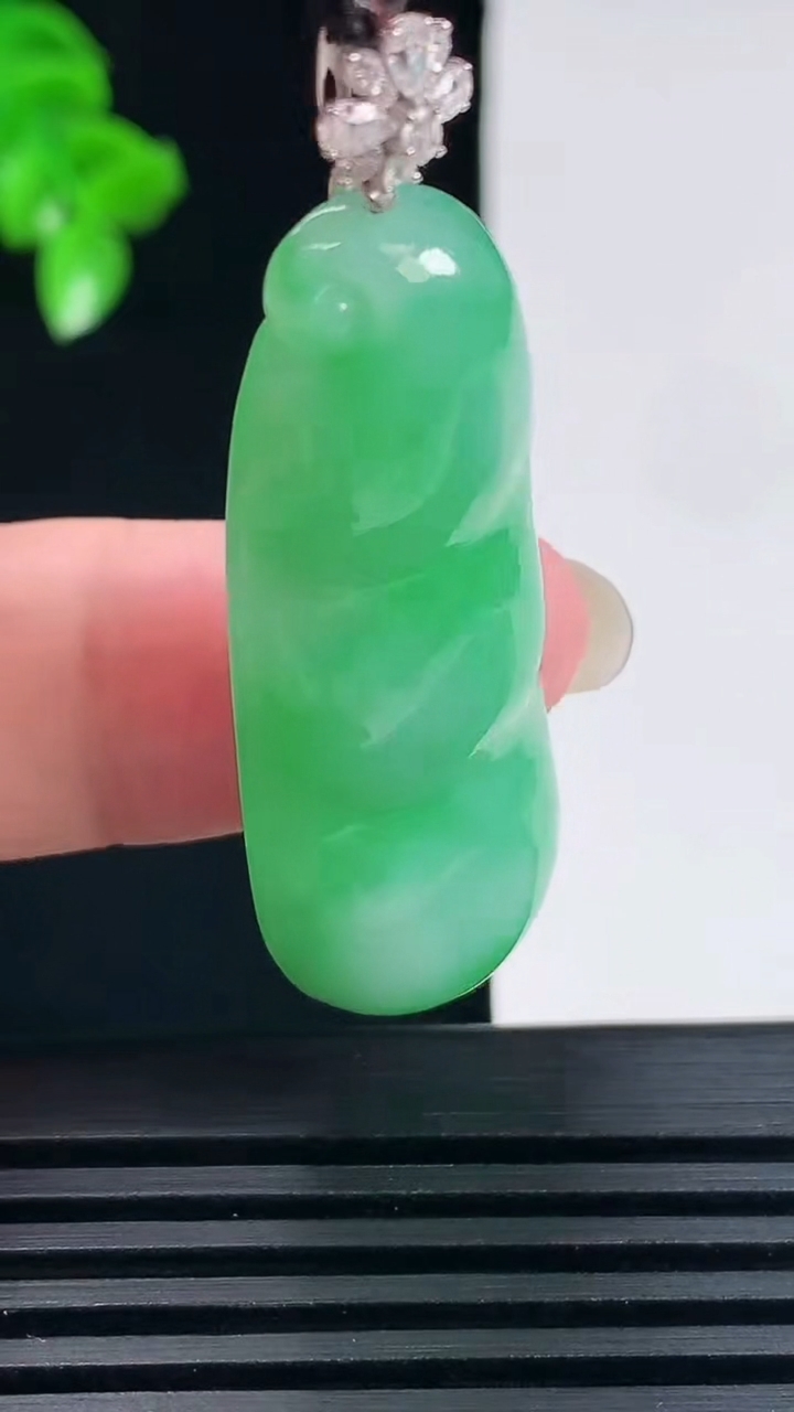 天然A货翡翠福豆吊坠，尺寸42-16.7-7.3重量:10.10g
6月15日