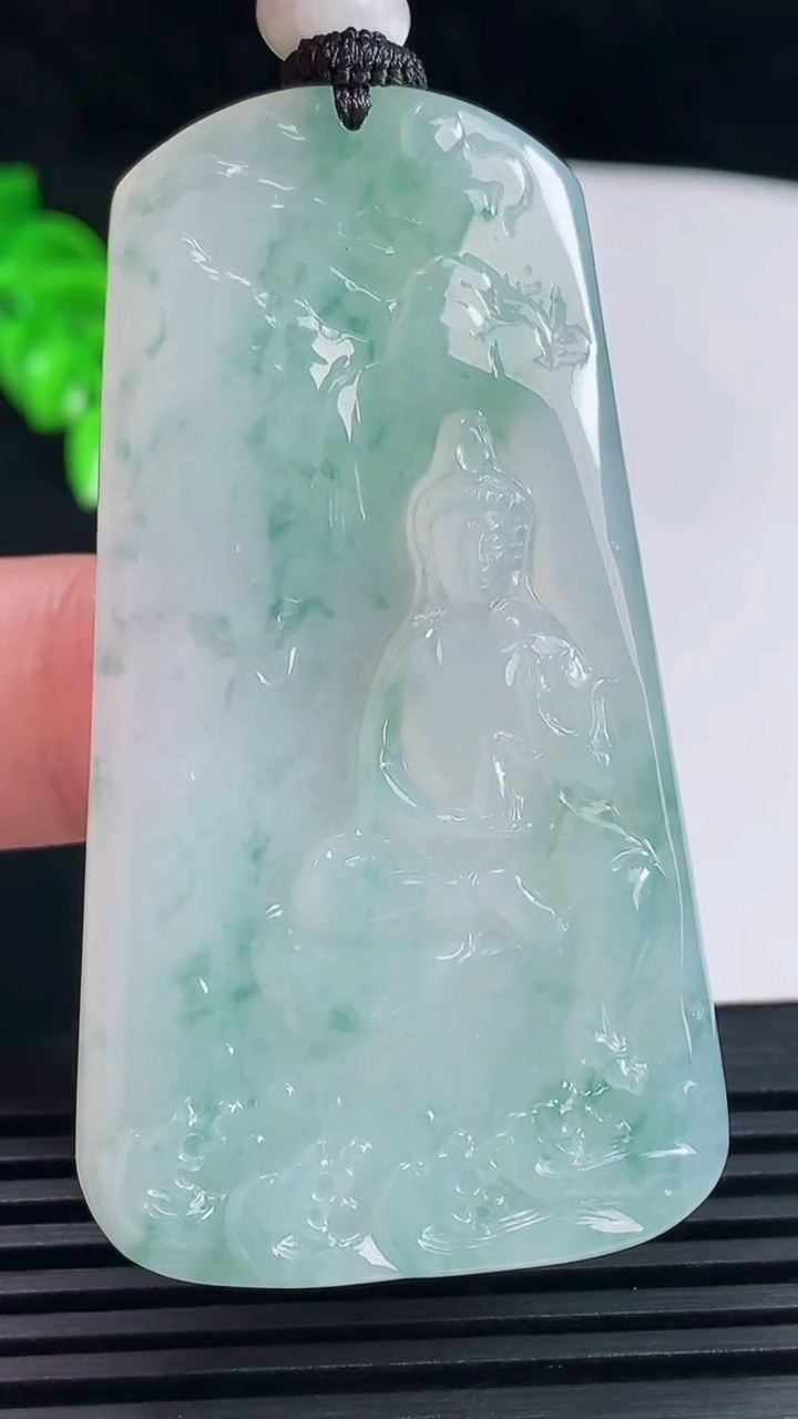 天然A货翡翠冰种飘花观音菩萨吊坠，尺寸58.5-32.8-5.2 重量:28.37g
6月15日