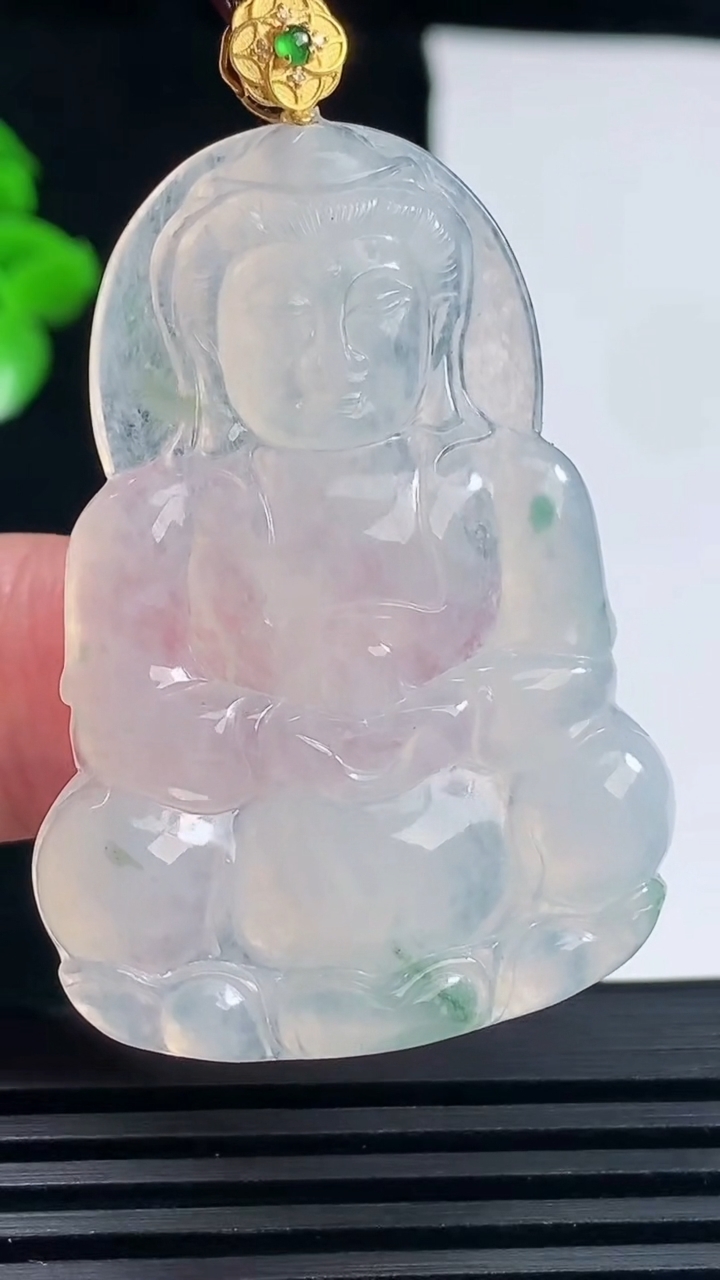 天然A货翡翠种飘花正装观音菩萨吊坠，尺寸45-32-4重量:10.98g
6月15日