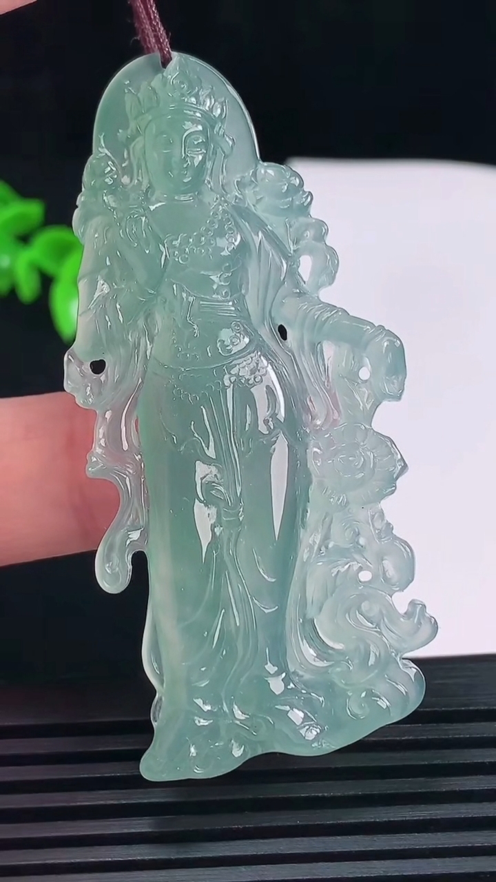 天然A货翡翠冰种蓝水大势至观音菩萨吊坠，尺寸64.7-29.3-5重量:17.66g
6月15日