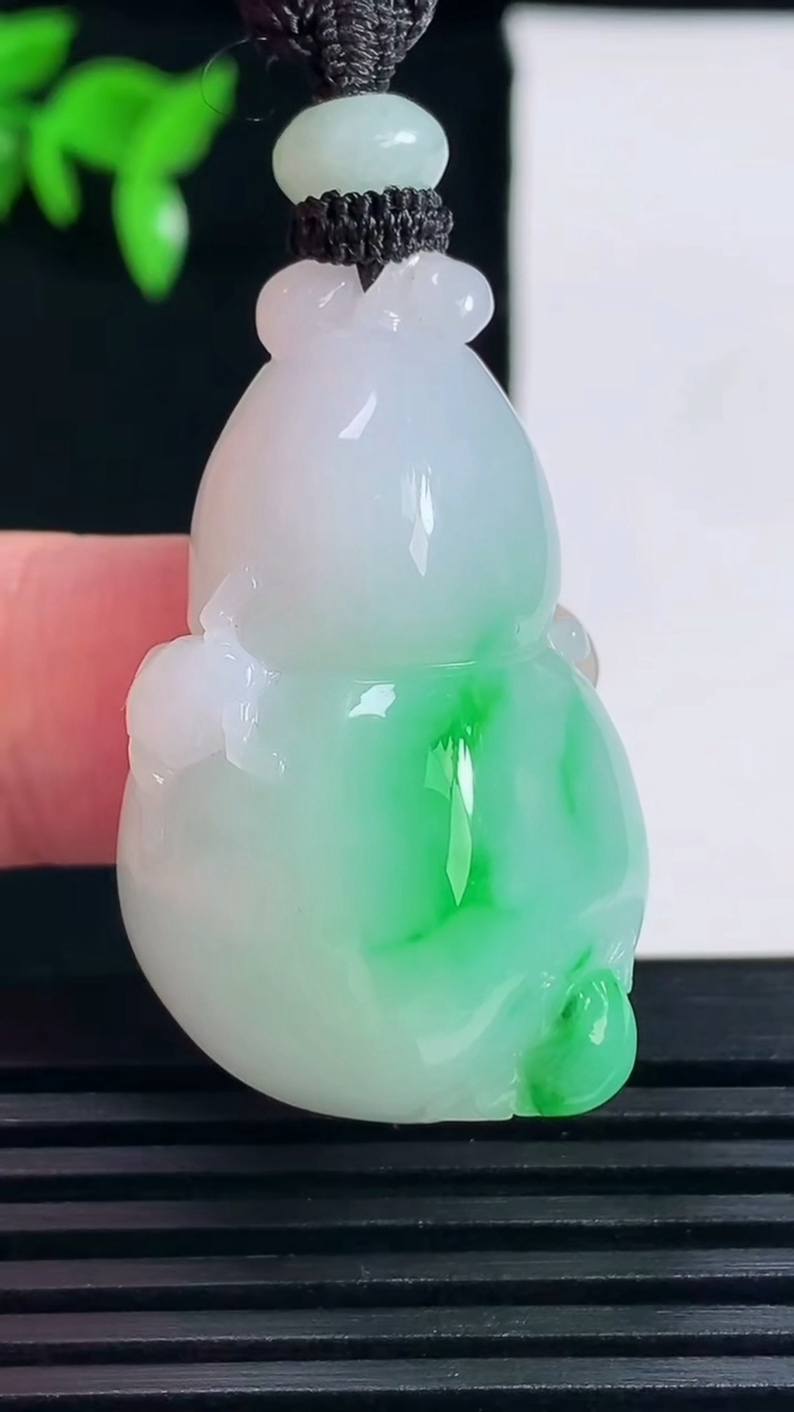 天然A货翡翠葫芦吊坠，尺寸35.2-22.6-15.3重量:22.26g
6月15日