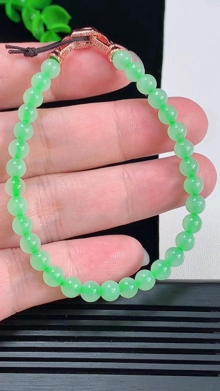 天然A货翡翠圆珠手串，尺寸5.2-32颗，重量:10.53g6月15日
工厂直销收藏佳品,种好水足，