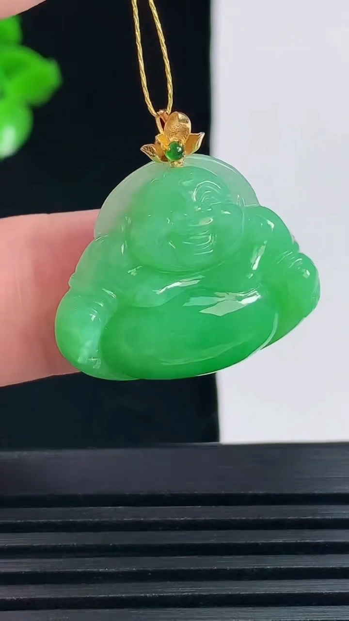 天然A货翡翠佛公吊坠，尺寸20.3-25.4-6重量:5.35g
6月15日