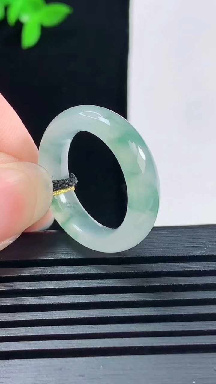 天然A货翡翠冰种飘花玉指环 戒指，尺寸17.3-5.8-3.6 重量:4.00g2026年6月15日