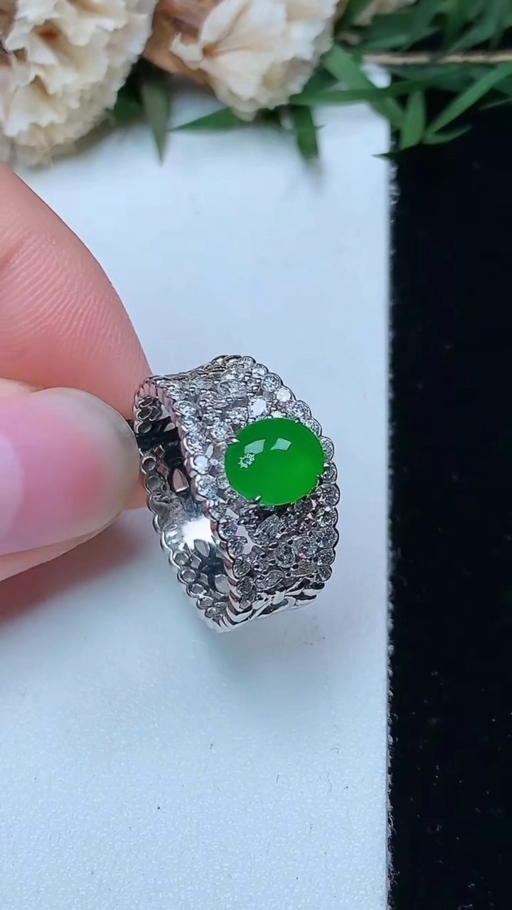 天然A货翡翠蛋面戒指，尺寸16.5-7.2-5.9，重量:4.86g2026年6月15日
工厂直销收藏佳品,种好水足，色泽均匀，有种有色，上手高大气！
