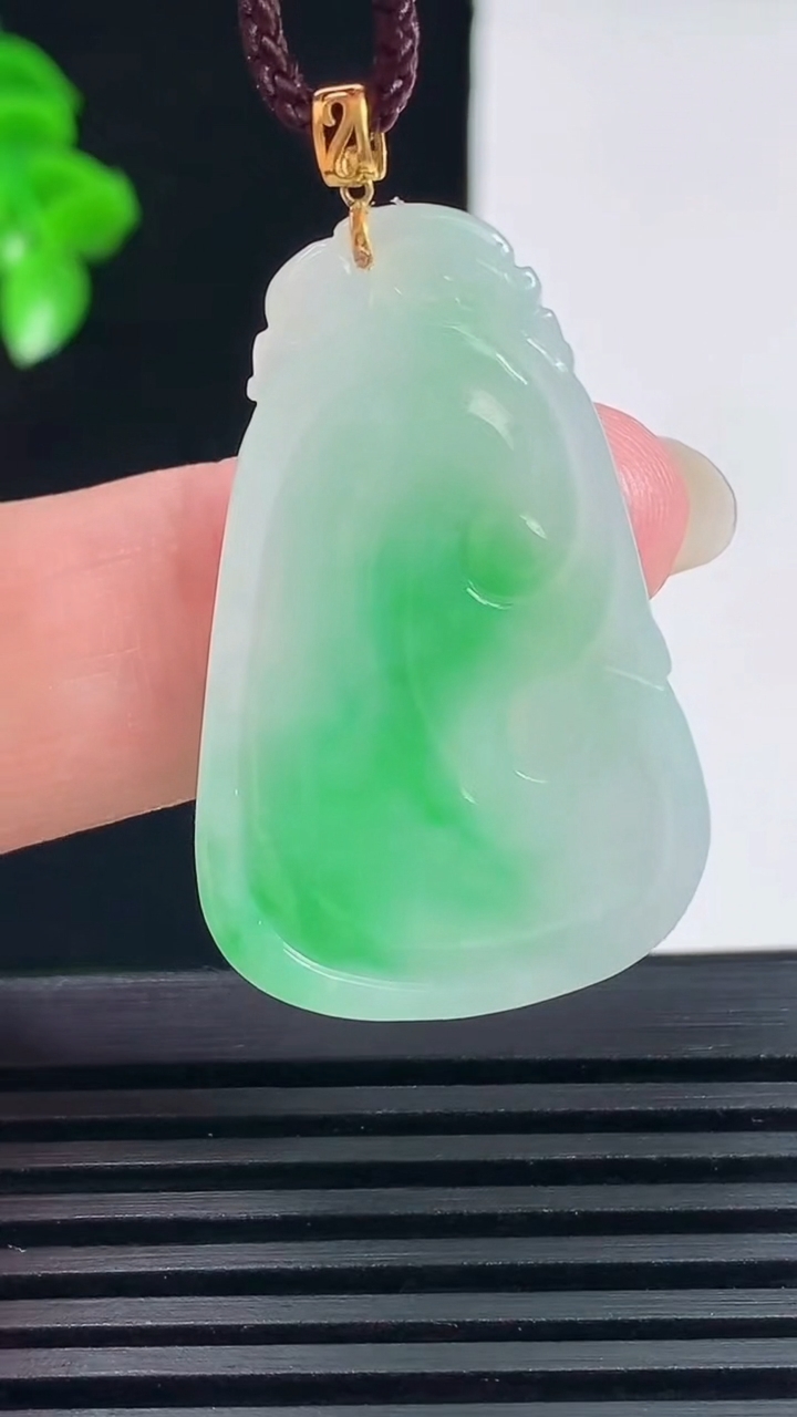 天然A货翡翠如意吊坠，尺寸36.6-23.5-3.2重量:6.00g
6月15日