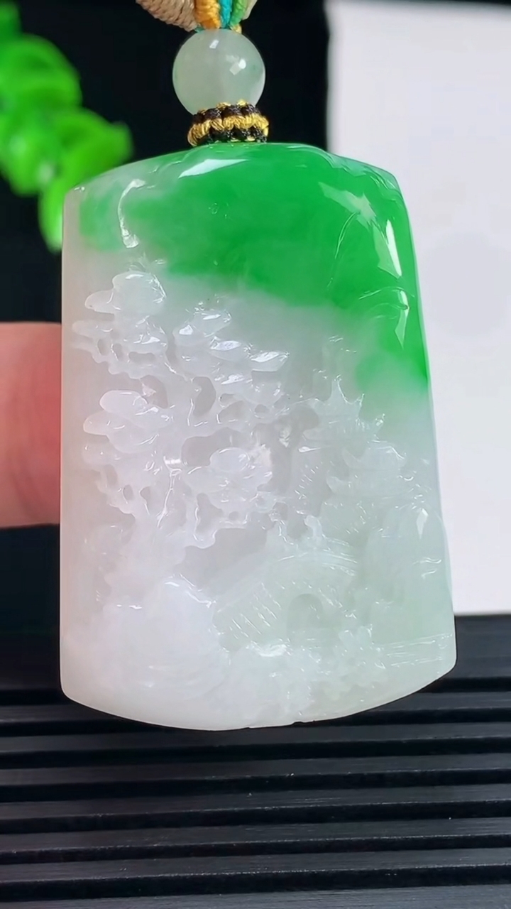 天然A货翡翠山水牌吊坠，尺寸40.6-27.8-6.6 重量:20.00g
6月15日