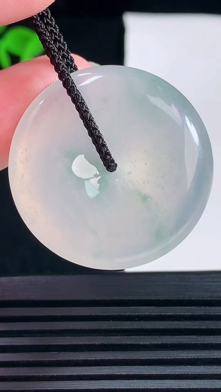 天然A货翡翠种飘花平安扣吊坠，尺寸32-5.8重量:13.25g
6月15日