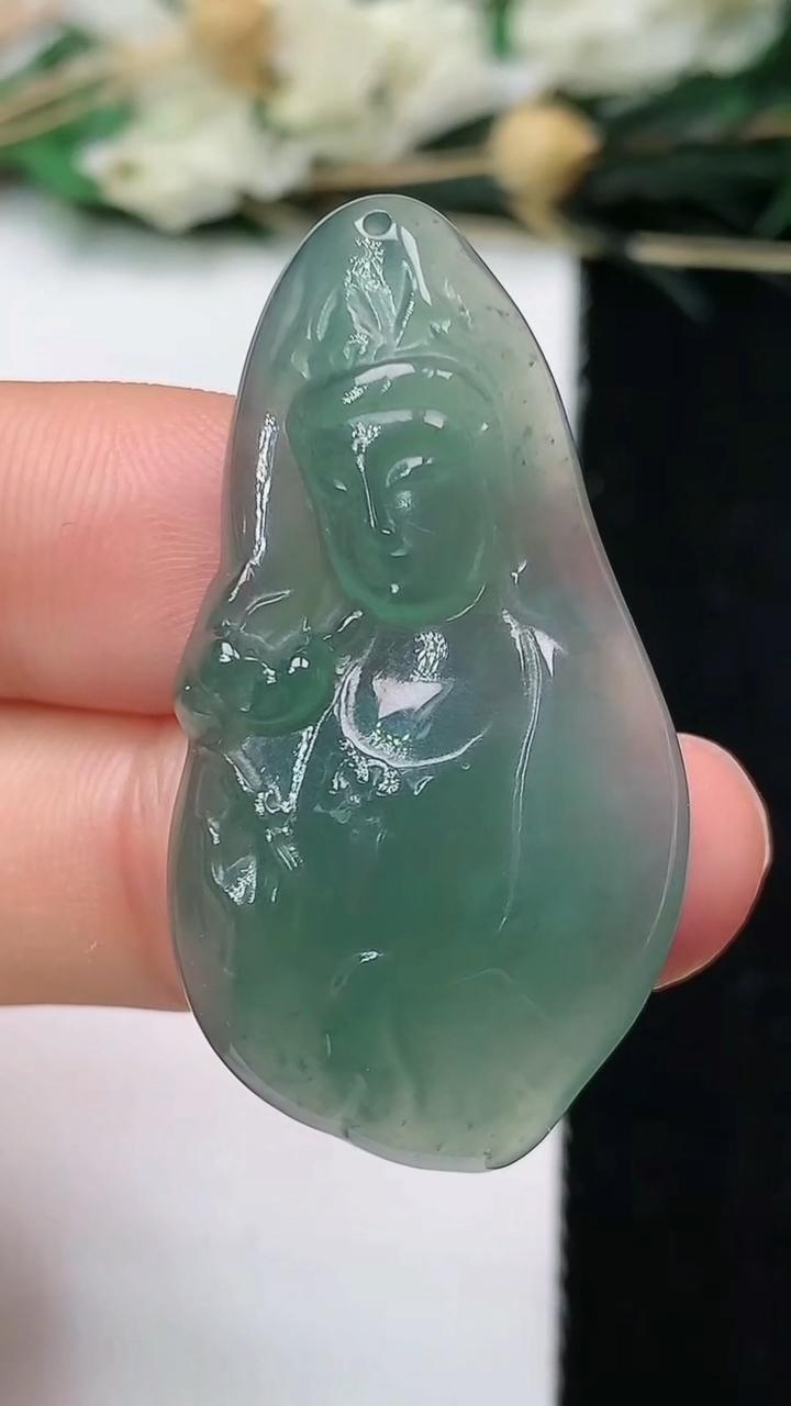 天然A货翡翠蓝水观音头吊坠，尺寸37.6-20-5.3，重量:6.77g
6月15日