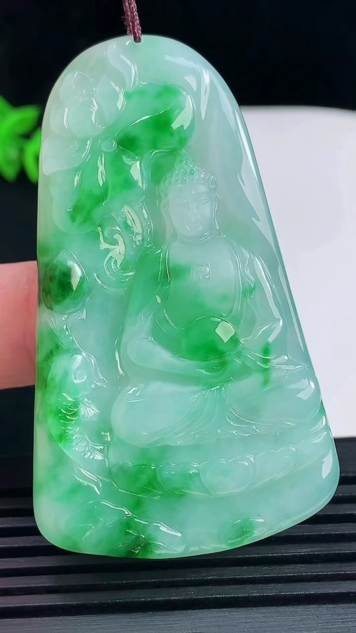 天然A货翡翠大日如来吊坠，尺寸60.3-35.4-5.6重量:25.96g
6月15日