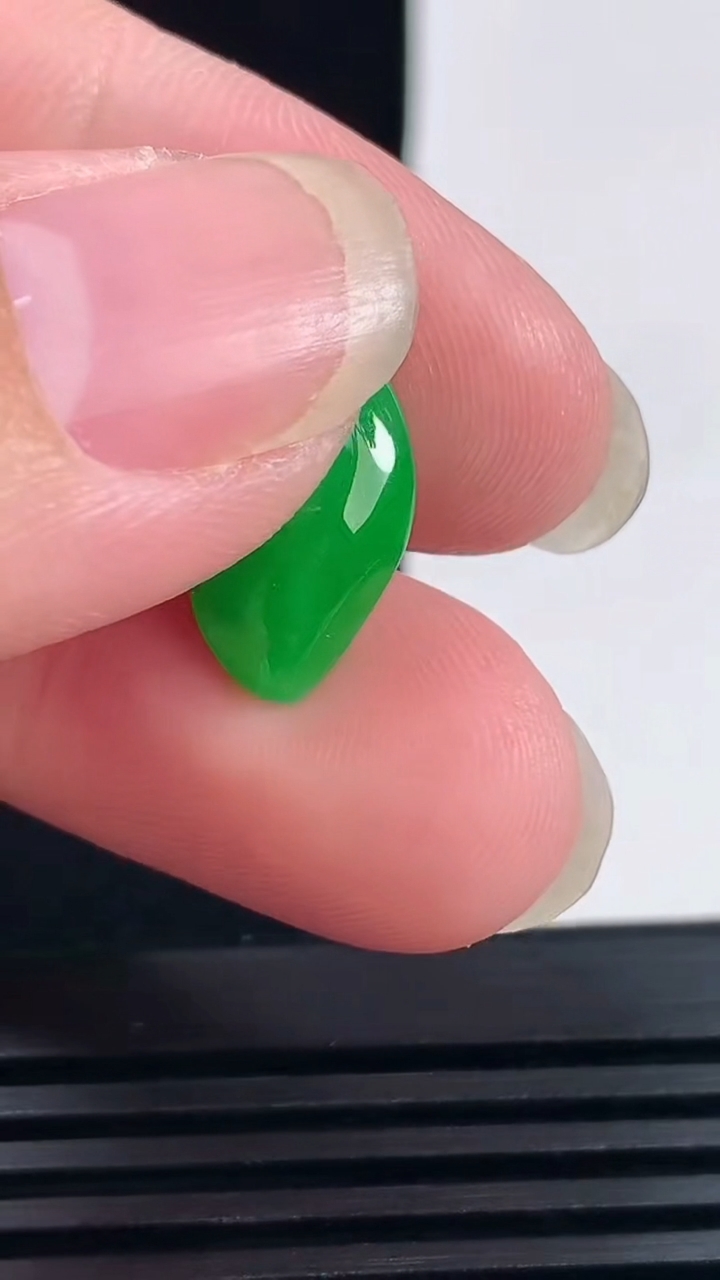 天然A货翡翠福瓜镶嵌件，尺寸19-9.5-5.4 重量:1.53g
6月15日