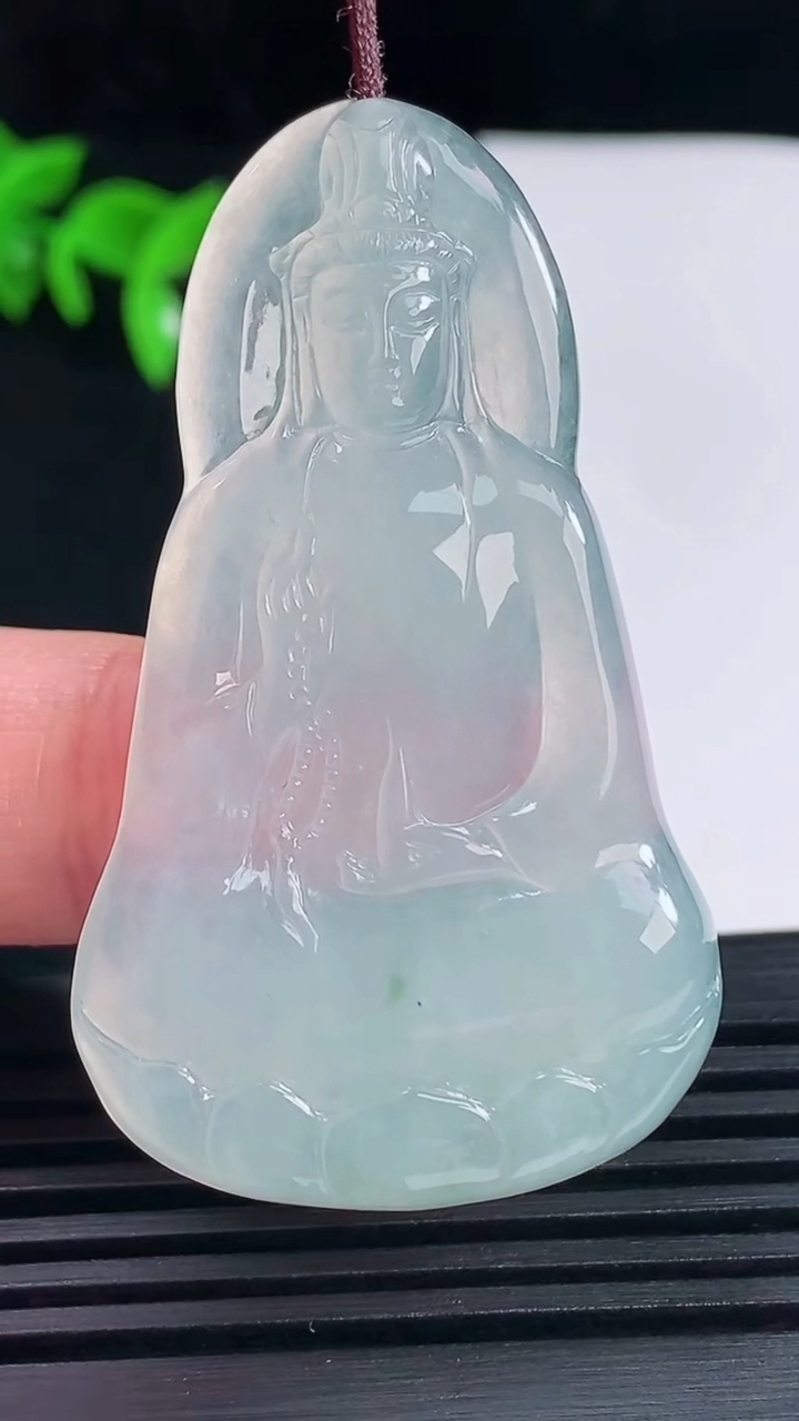 天然A货翡翠冰种飘花素衣观音菩萨吊坠，尺寸51.4-30.2-4.3重量:13.09g
6月15日