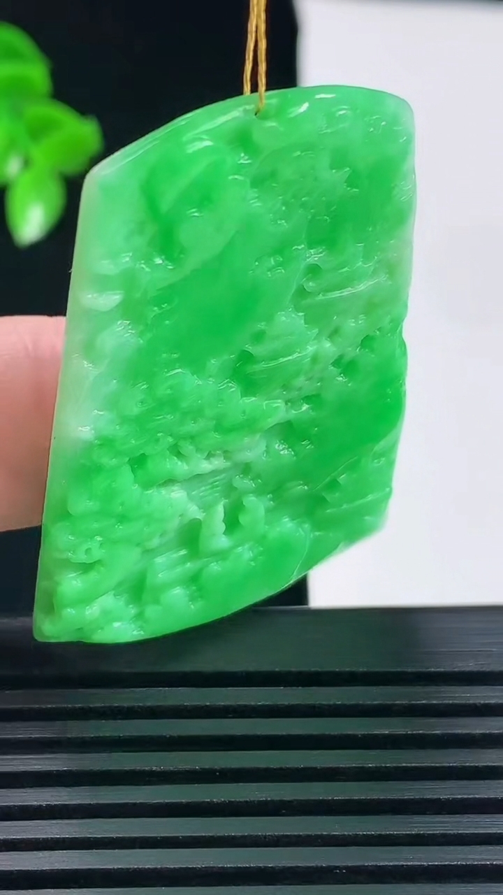 天然A货翡翠山水牌吊坠，尺寸45.7-30.7-3.2 重量:10.21g
6月15日