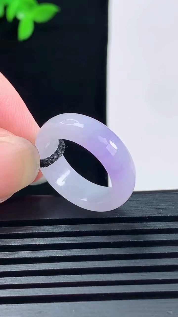 天然A货翡翠紫罗兰玉指环 戒指，尺寸15.8-5.6-3 重量:3.14g2026年6月15日
工厂直销收藏佳品,种好水足，色泽均匀，有种有色，上手高大气！