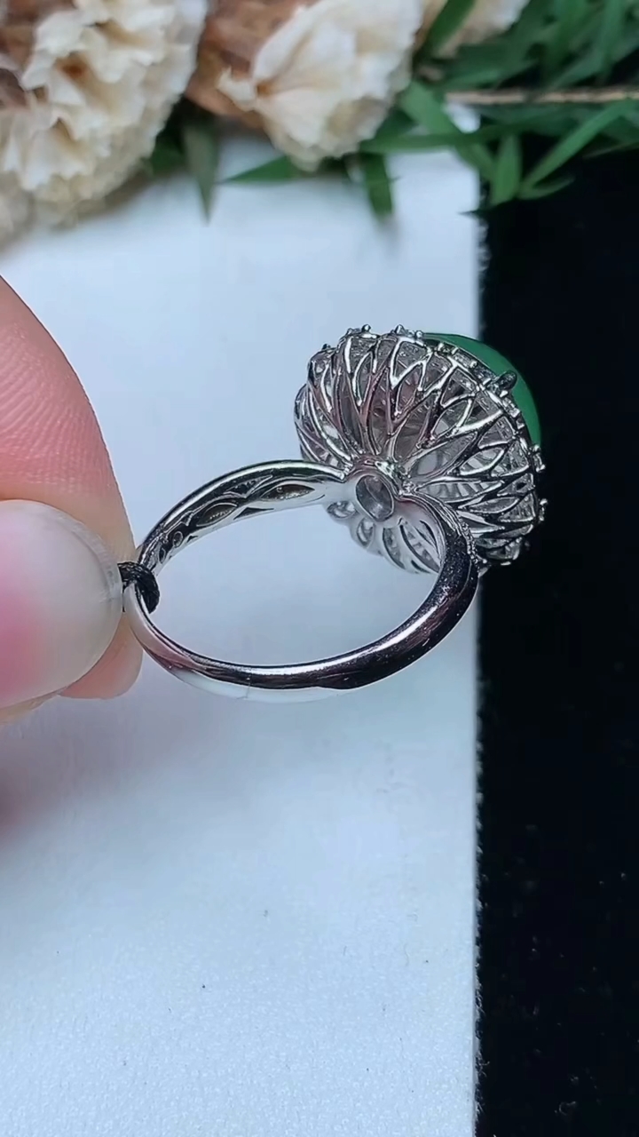 天然A货翡翠蛋面戒指，尺寸17.3-13.4，重量:6.70g2026年6月15日
工厂直销收藏佳品,种好水足，色泽均匀，有种有色，上手高大气！