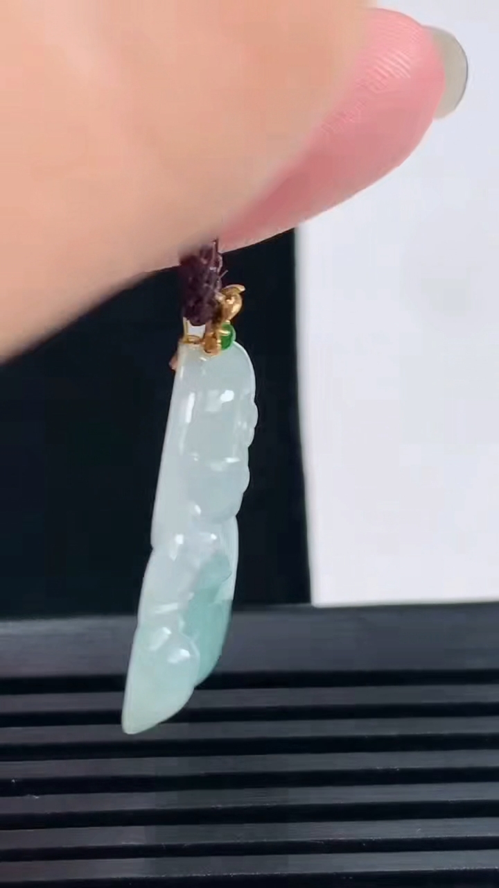 天然A货翡翠佛公吊坠，尺寸26.5-29-5.7重量:6.53g
6月15日
