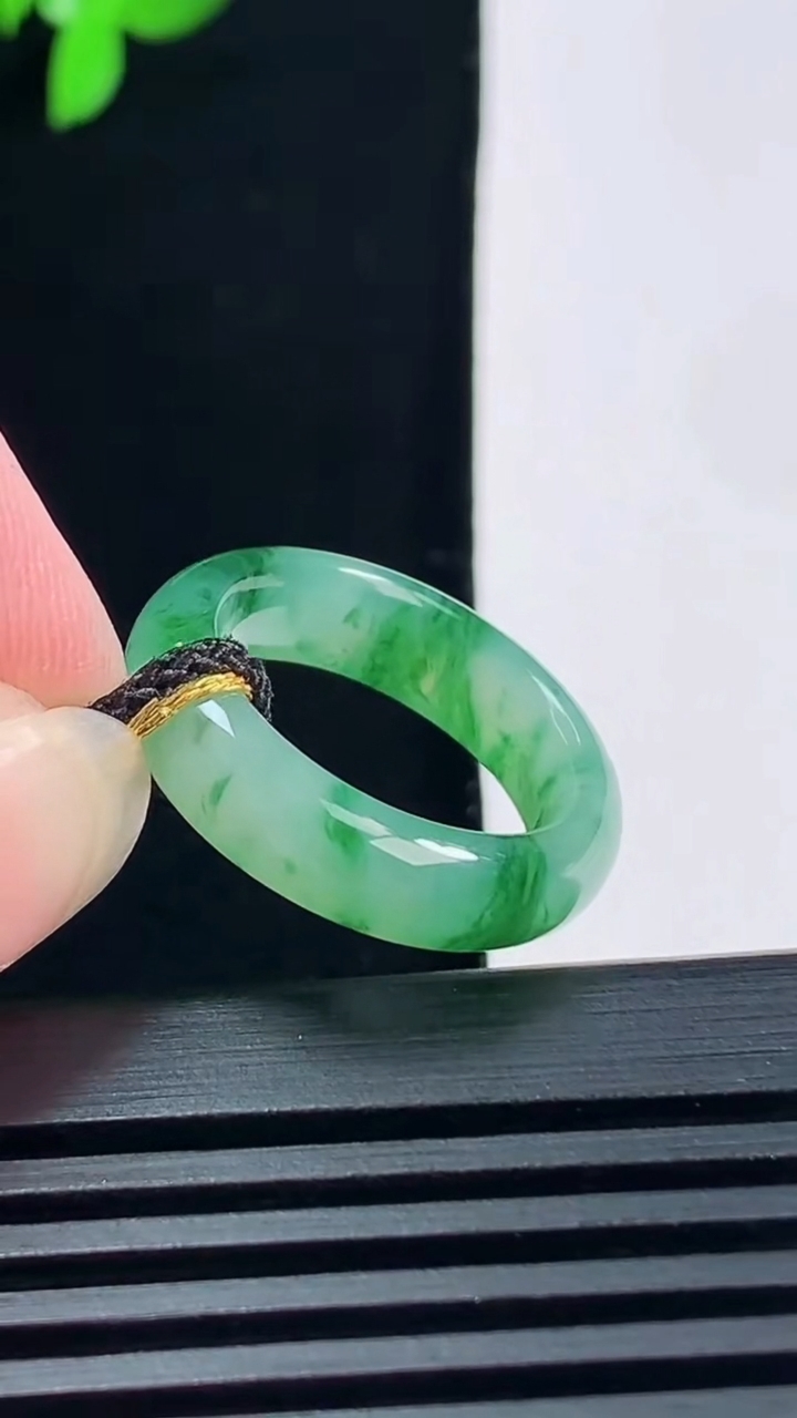 天然A货翡翠冰种飘花玉指环 戒指，尺寸16-5.2-3.5 重量:3.36g2026年6月15日
工厂直销收藏佳品,种好水足，色泽均匀，有种有色，上手高大气！