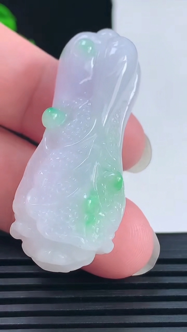 天然A货翡翠白菜吊坠，尺寸48.4-19.2-13重量:21.75g
6月15日