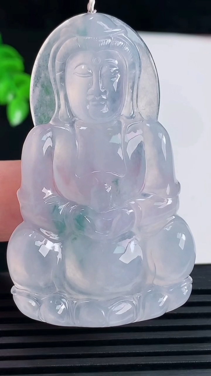 天然A货翡翠种飘花正装观音菩萨吊坠，尺寸56.5-34.6-5.5，重量:19.80g
6月15日