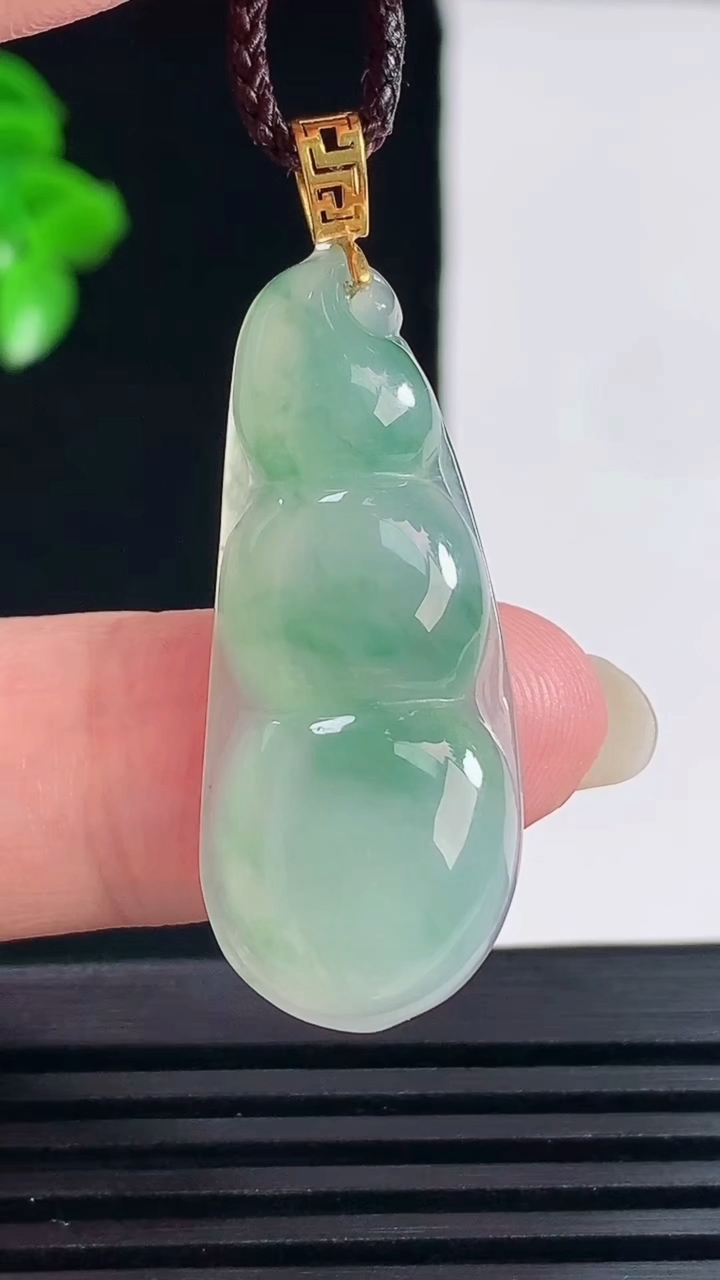 天然A货翡翠种飘花福豆吊坠，尺寸35.7-14.8-5.1重量:4.91g
6月15日