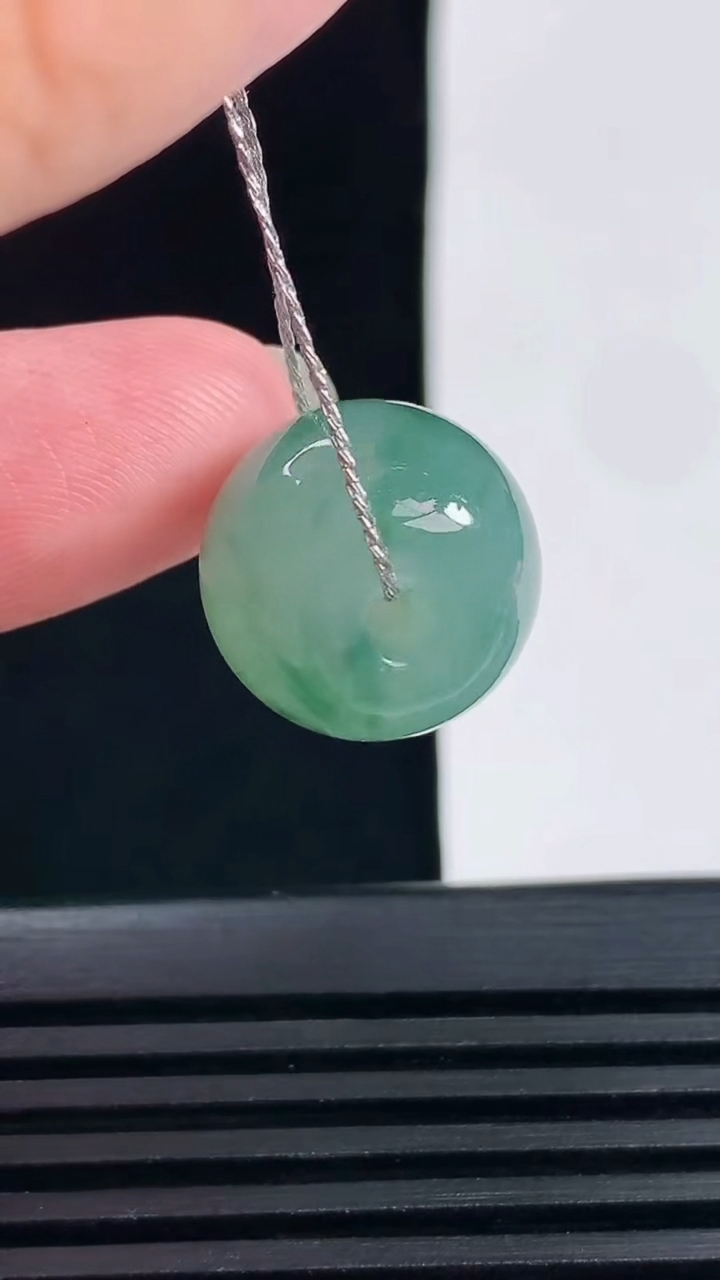 天然A货翡翠冰种飘花路路通吊坠，尺寸15-12.4 重量:5.93g
6月15日