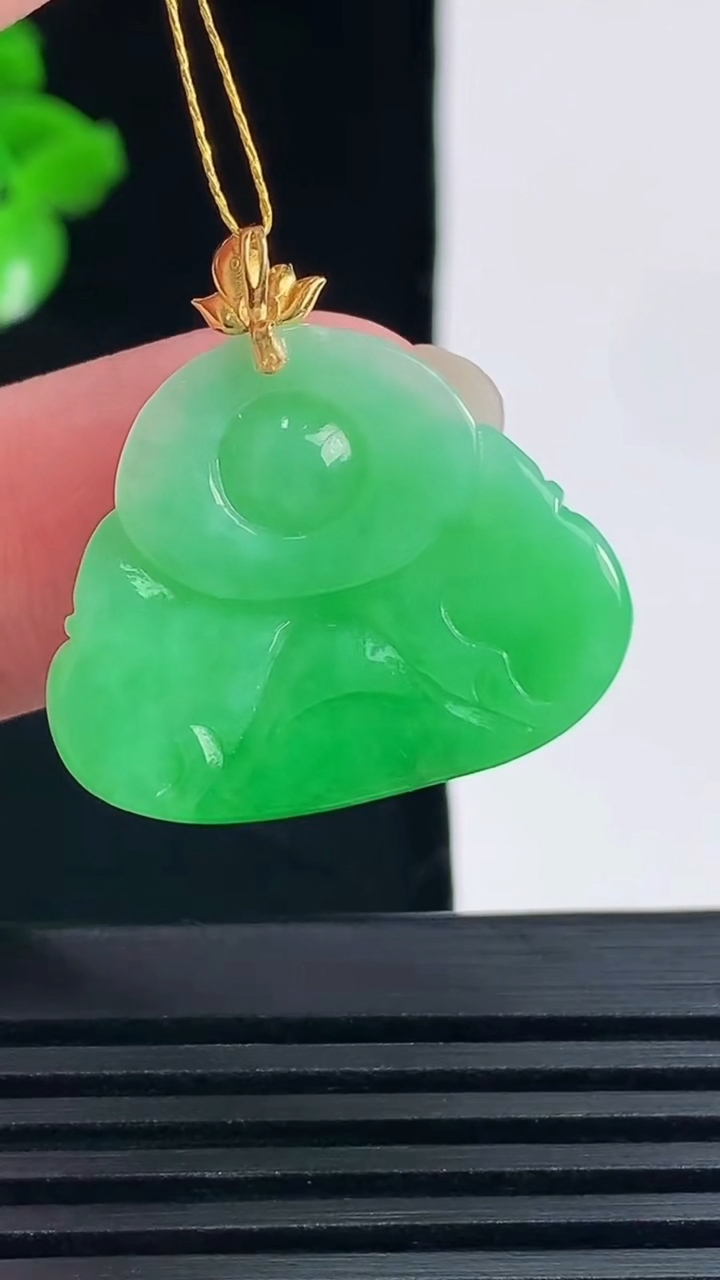 天然A货翡翠佛公吊坠，尺寸20.3-25.4-6重量:5.35g
6月15日