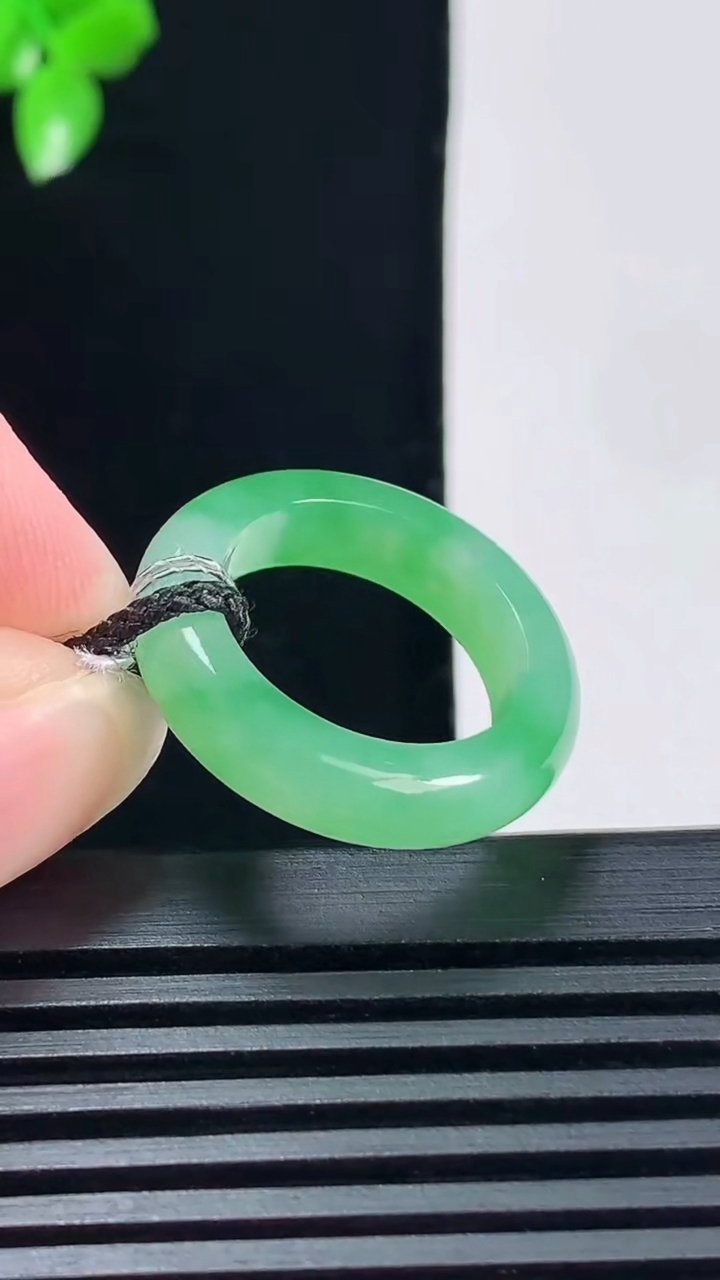 天然A货翡翠玉指环 戒指，尺寸16-5-3.5重量:3.64g2026年6月15日
工厂直销收藏佳品,种好水足，色泽均匀，有种有色，上手高大气！