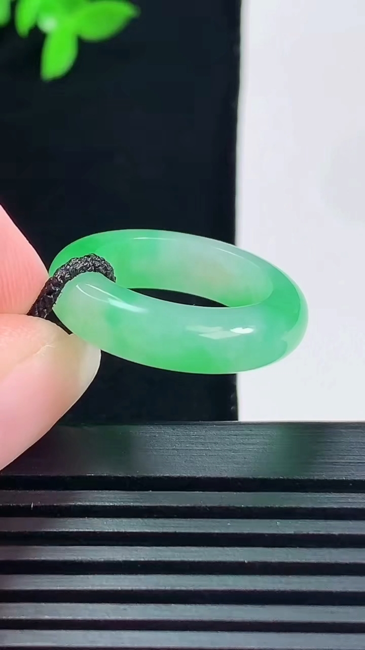 天然A货翡翠玉指环 戒指，尺寸16.2-5.2-3.6 重量:3.84g2026年6月15日
工厂直销收藏佳品,种好水足，色泽均匀，有种有色，上手高大气！