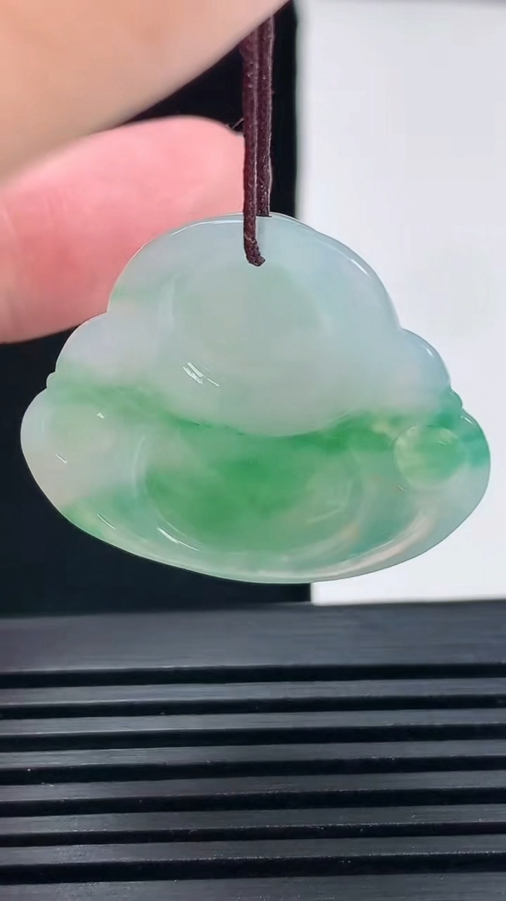 天然A货翡翠冰种飘花佛公吊坠，尺寸28.4-32.8-6.3重量:8.45g
6月15日