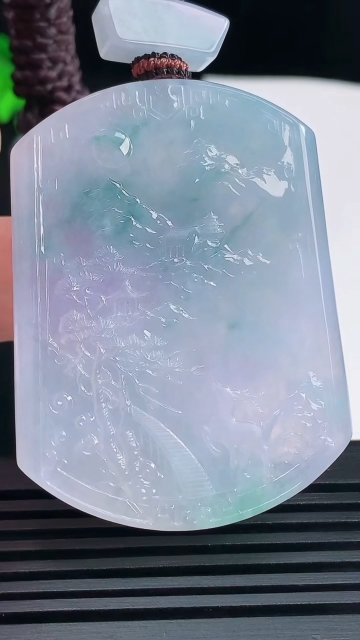 天然A货翡翠种紫罗兰 飘花山水牌吊坠，尺寸52.6-40-6 重量:40.90g
6月15日
