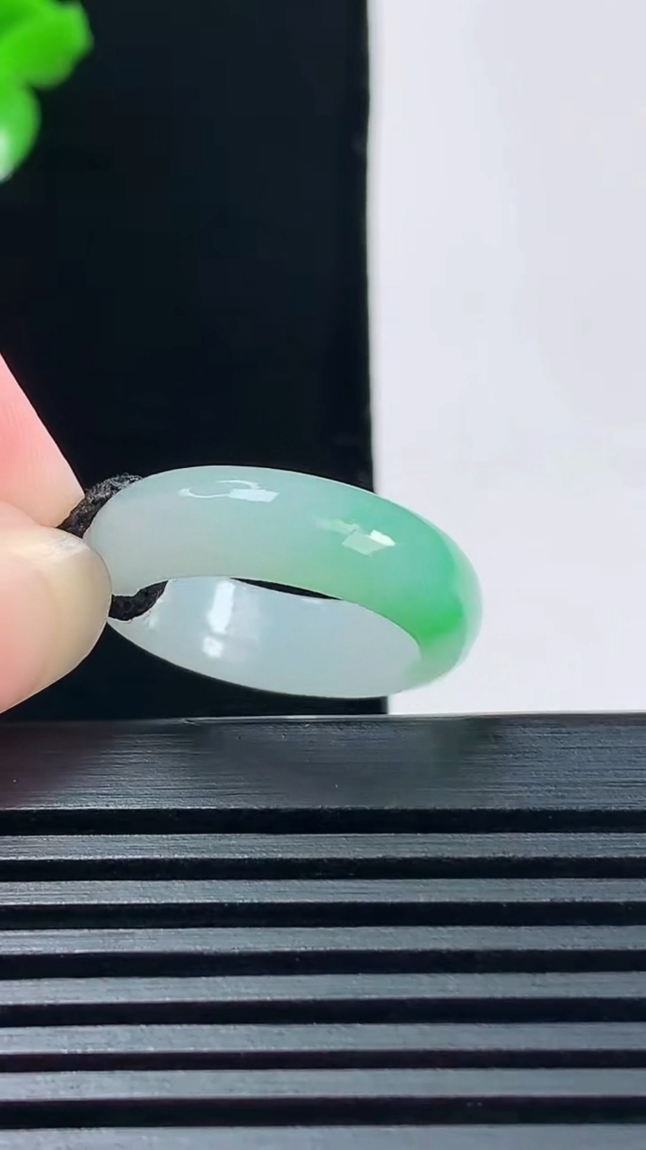 天然A货翡翠玉指环 戒指，尺寸16-5.7-3重量:3.32g2026年6月15日
工厂直销收藏佳品,种好水足，色泽均匀，有种有色，上手高大气！