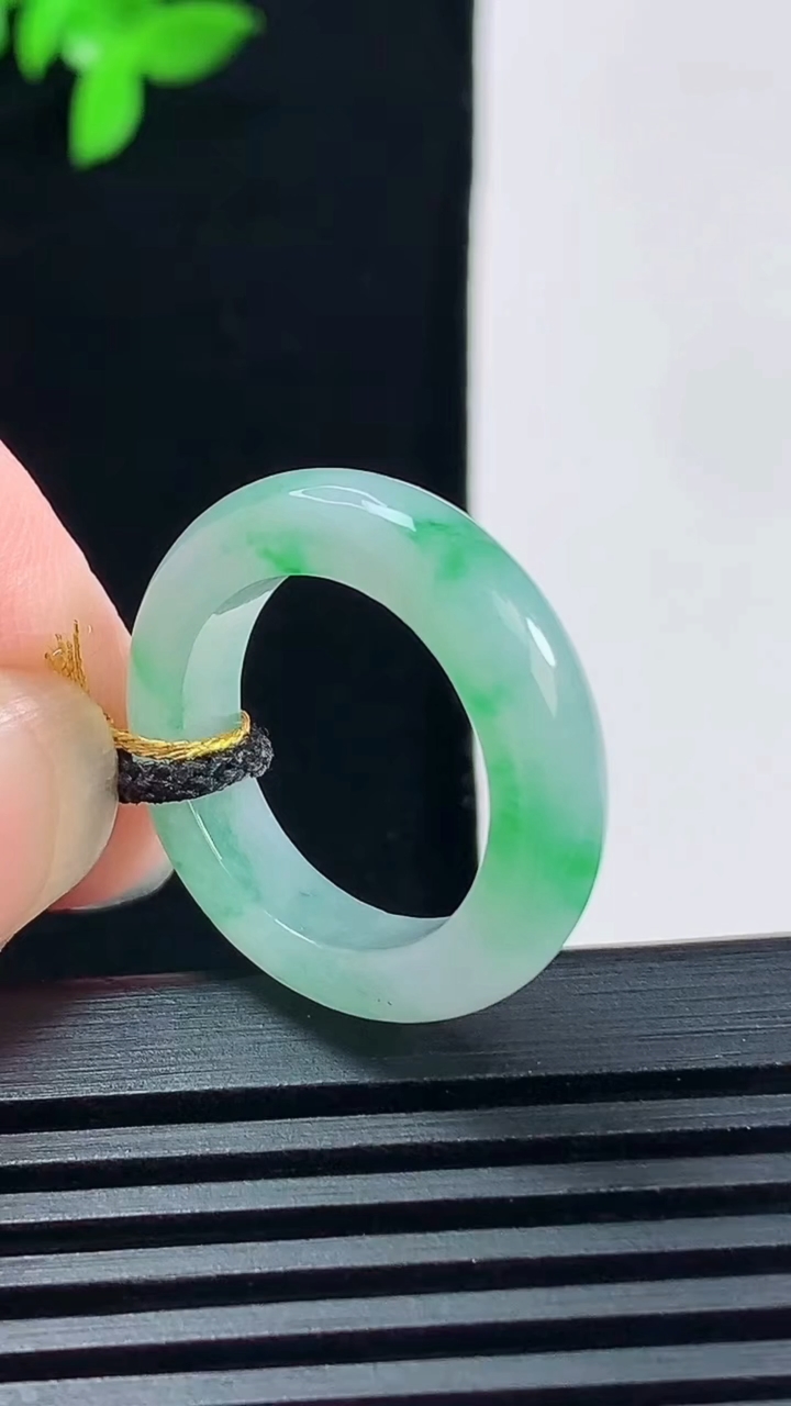 天然A货翡翠玉指环 戒指，尺寸16.5-5-3.6 重量:3.59g2026年6月15日
工厂直销收