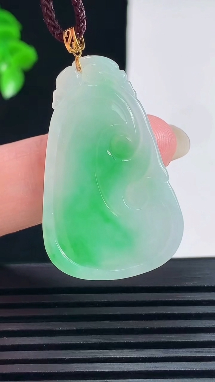 天然A货翡翠如意吊坠，尺寸36.6-23.5-3.2重量:6.00g
6月15日