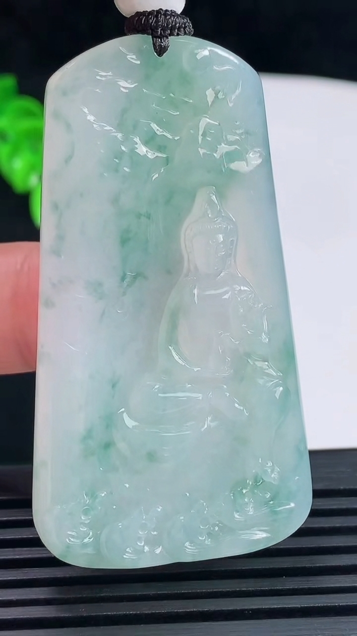 天然A货翡翠冰种飘花观音菩萨吊坠，尺寸58.5-32.8-5.2 重量:28.37g
6月15日