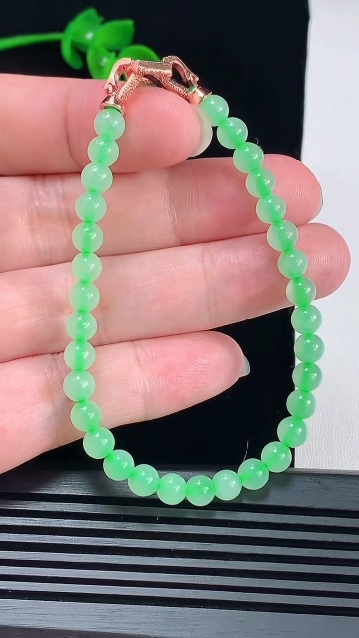 天然A货翡翠圆珠手串，尺寸5.2-32颗，重量:10.53g6月15日
工厂直销收藏佳品,种好水足，色泽均匀，有种有色，上手高大气！