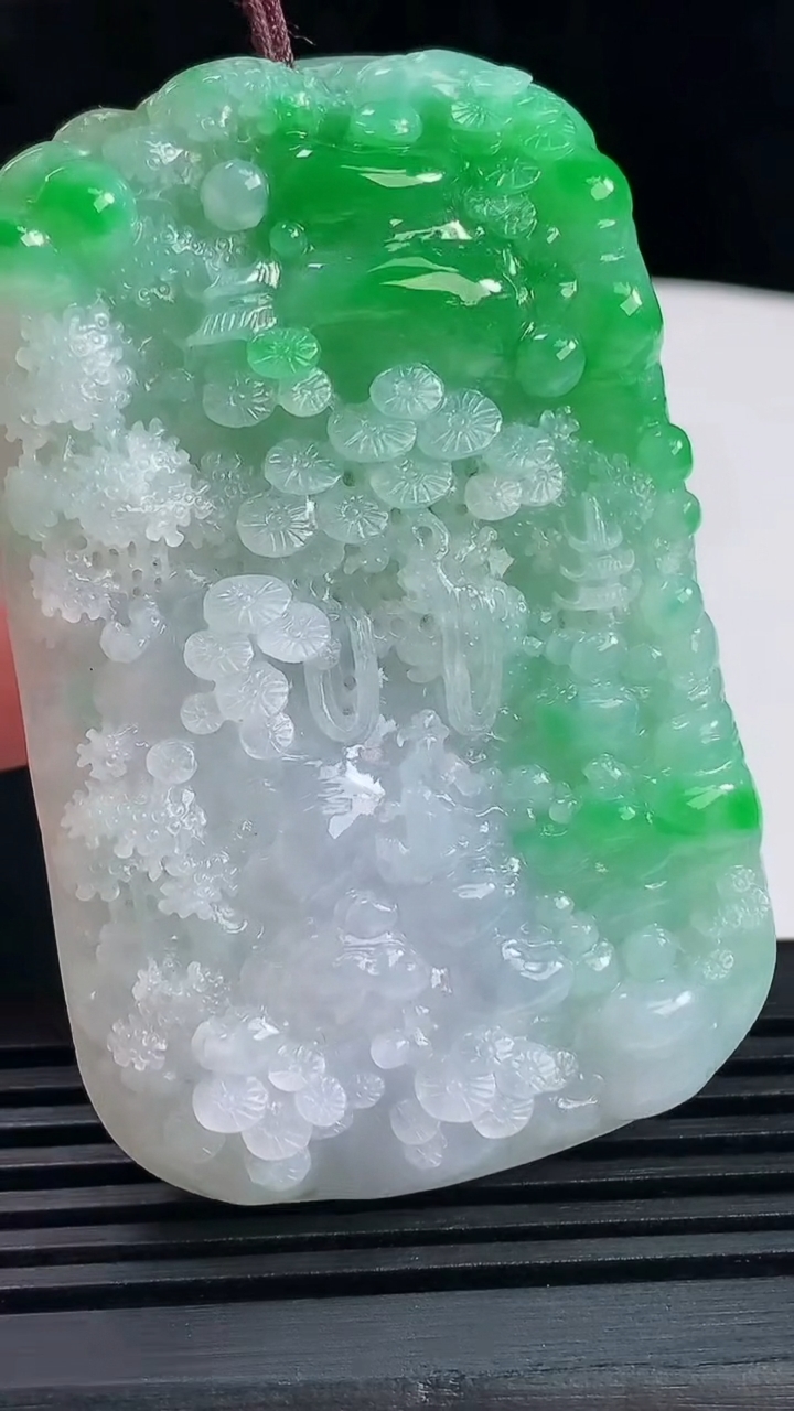 天然A货翡翠山水牌吊坠，尺寸64.3-41-11重量:66.01g
6月15日