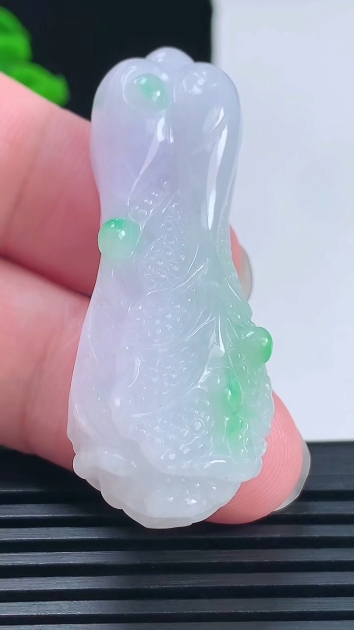 天然A货翡翠白菜吊坠，尺寸48.4-19.2-13重量:21.75g
6月15日