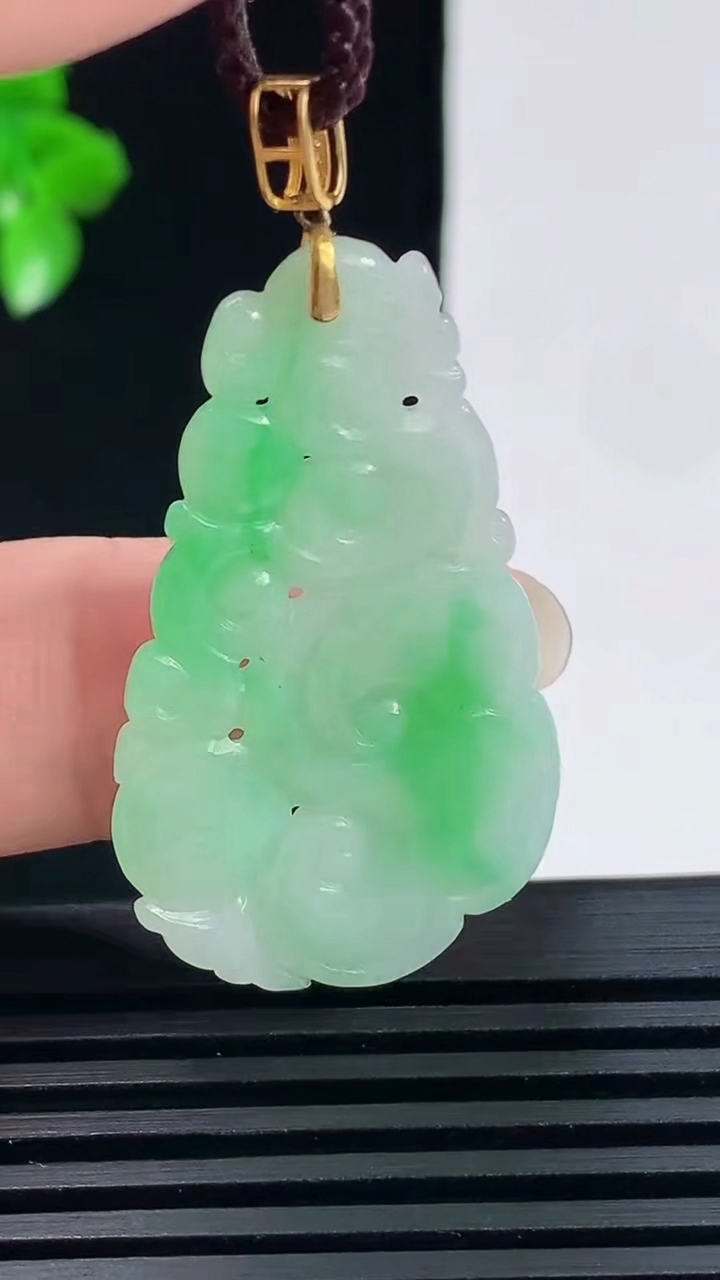 天然A货翡翠如意吊坠，尺寸39-22.8-2.5 重量:4.81g
6月15日
