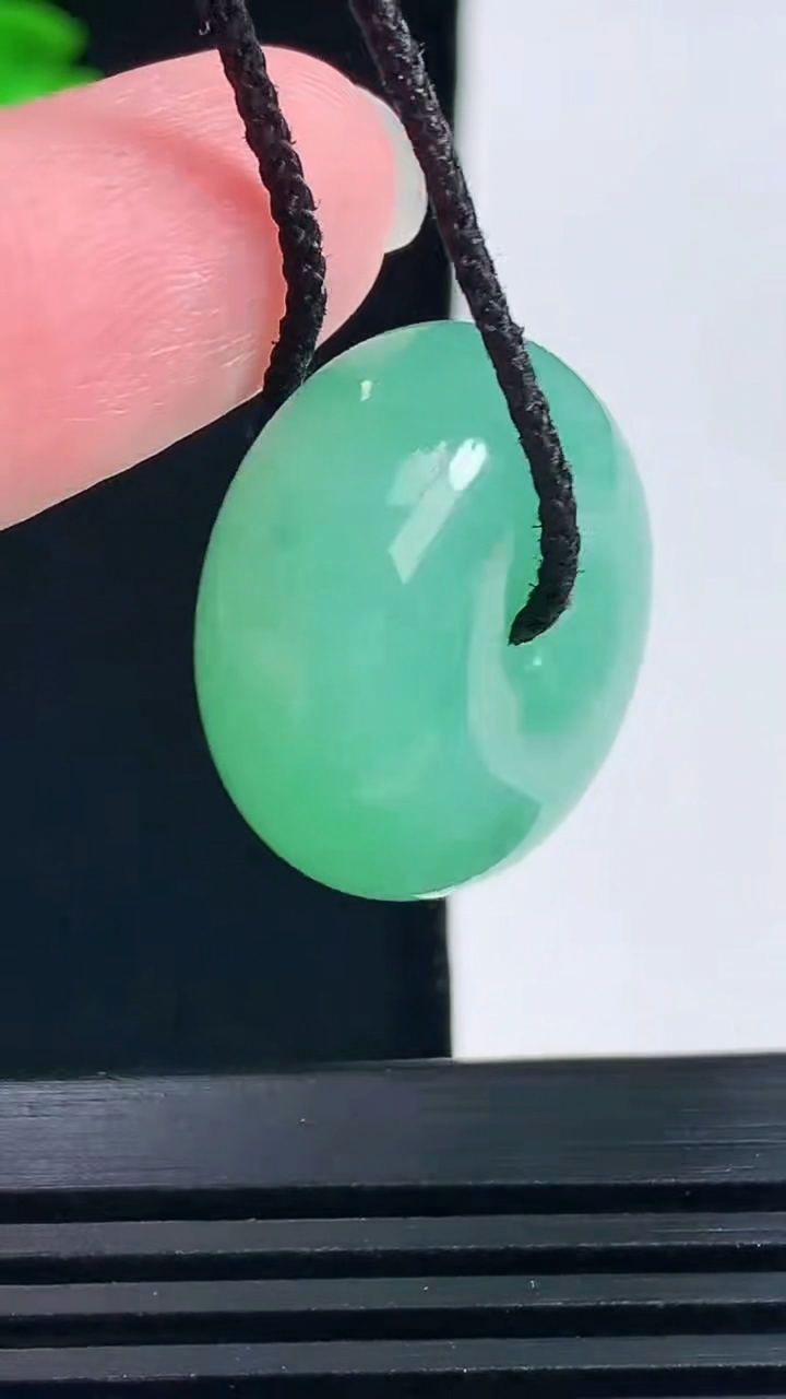 天然A货翡翠平安扣吊坠，尺寸23-11.2 重量:12.41g
6月15日