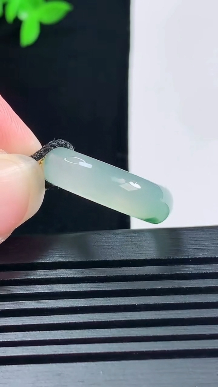 天然A货翡翠冰种飘花玉指环 戒指，尺寸16.2-5.8-3.2 重量:3.31g2026年6月15日
工厂直销收藏佳品,种好水足，色泽均匀，有种有色，上手高大气！
