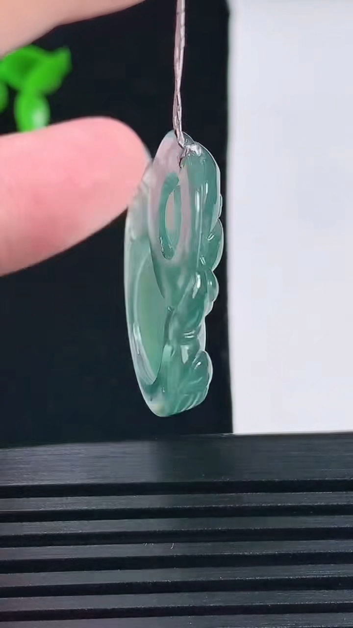 天然A货翡翠冰种蓝水佛公吊坠，尺寸27.8-30.3-5.3重量:7.00g
6月15日