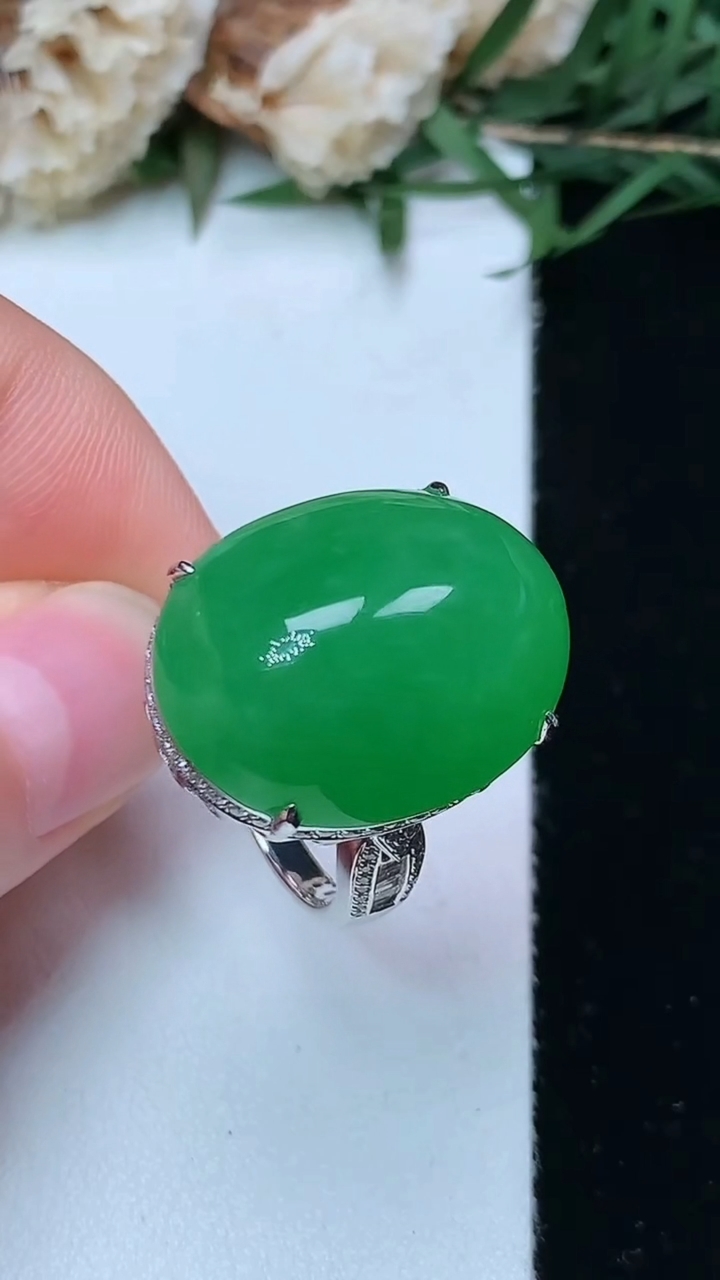 天然A货翡翠蛋面戒指，尺寸17.2-21-16.6，重量:10.89g2026年6月15日
工厂直销