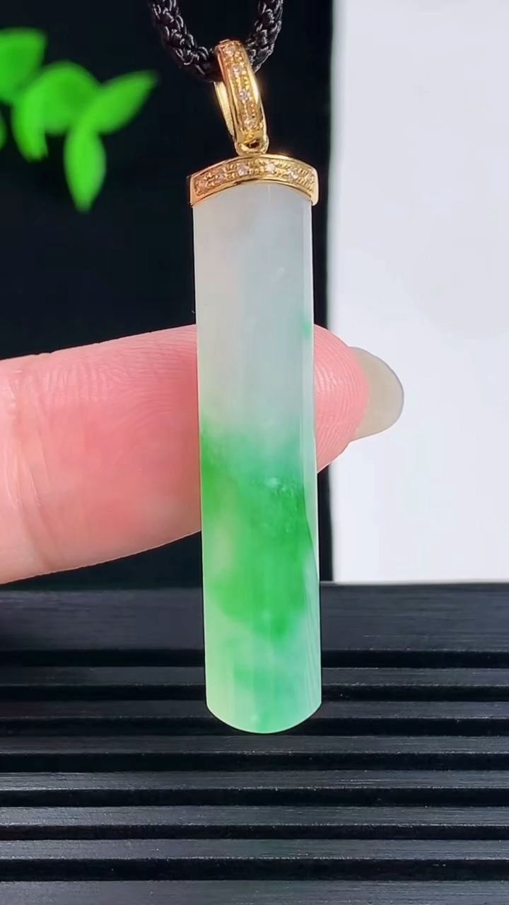 天然A货翡翠平安柱吊坠，尺寸36-7.5-5 重量:4.00g
6月15日