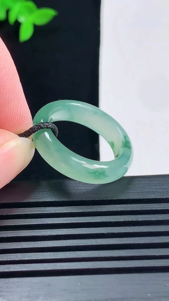 天然A货翡翠冰种飘花玉指环 戒指，尺寸17.8-5.6-3.5 重量:4.00g2026年6月15日
工厂直销收藏佳品,种好水足，色泽均匀，有种有色，上手高大气！