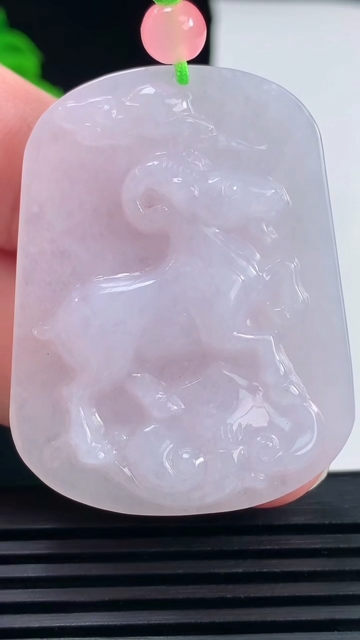 天然A货翡翠生肖羊牌吊坠，尺寸45.3-34.8-6重量:17.50g
6月15日