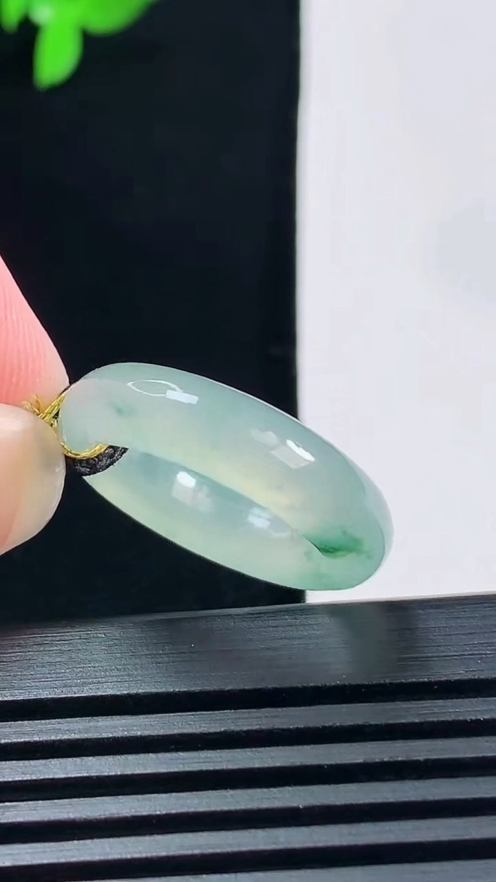 天然A货翡翠冰种飘花玉指环 戒指，尺寸16.6-5.6-3.8 重量:3.87g2026年6月15日
工厂直销收藏佳品,种好水足，色泽均匀，有种有色，上手高大气！