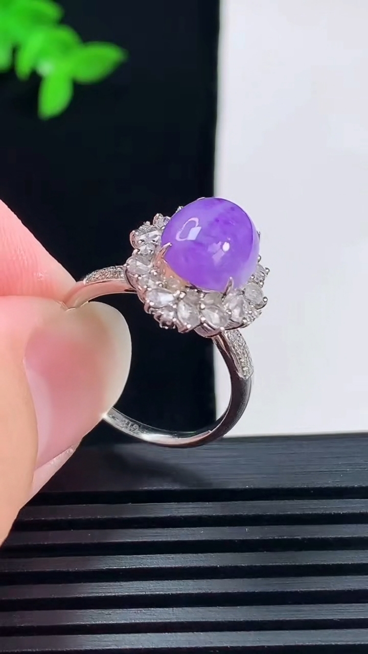天然A货翡翠18k金紫罗兰蛋面戒指，尺寸17.6-11-8.5-11 重量:3.81g2026年6月15日
工厂直销收藏佳品,种好水足，色泽均匀，有种有色，上手高大气！