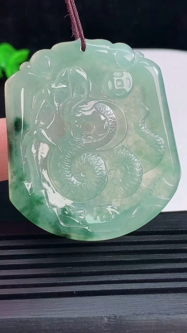 天然A货翡翠冰种飘花生肖蛇吊坠，尺寸47.4-41.8-4.5重量:20.52g
6月15日