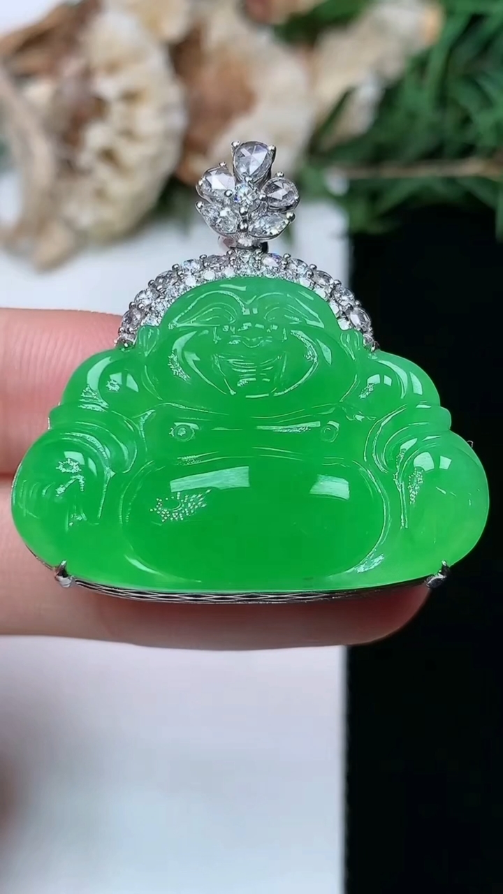 天然A货翡翠佛公吊坠，尺寸22-32.2-11.5，重量:15.14g
6月15日