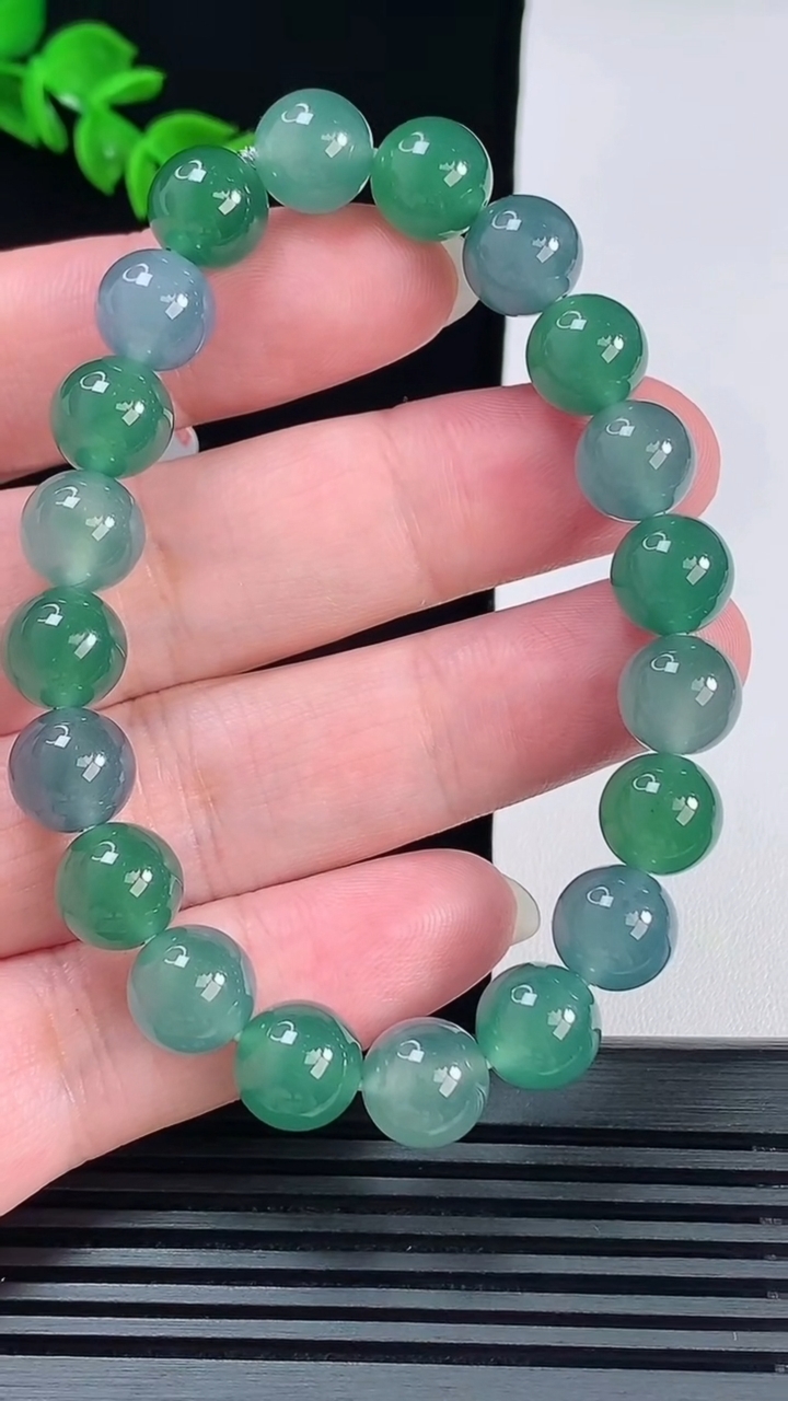 天然A货翡翠种蓝水圆珠手串，尺寸9.5-20颗，重量:33.14g6月15日
工厂直销收藏佳品,种好